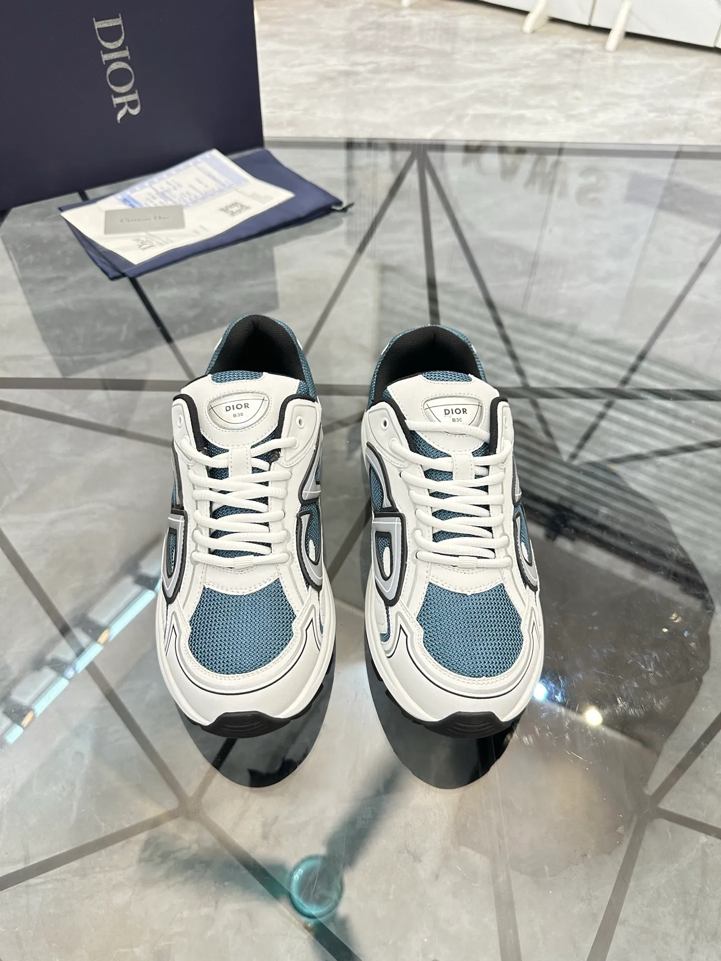 Men's shoes: 💰P400¥ Available in Guangzhou Product trademark: Dior* "Dior*" low-top casual shoes Regular size: 35-46 (can be customized to 47) Couple style Product materials: Upper imported cowhide stitched with original fabric, breathable lining, ultra-light foam original outsole. No.: 007